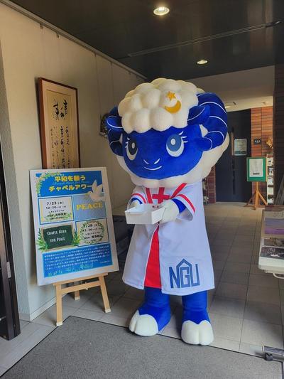 チャペルアワーレポート回収をするメーイン.jpg